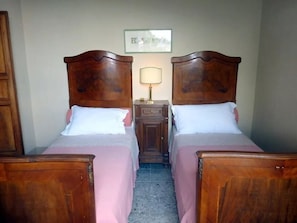 5 bedrooms, iron/ironing board, travel cot, WiFi
