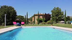 A rectangular swimming pool with two lounge chairs on one side. - Villa Fausta - Tuscan Countryside Villa with Pool (Castiglion Fiorentino)