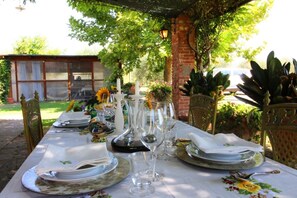 Outdoor dining - Villa Fausta - Tuscan Countryside Villa with Pool (Castiglion Fiorentino)