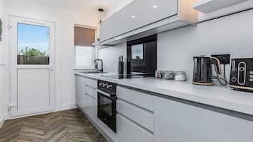 Geladeira, micro-ondas, fogão, cooktop