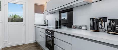 Refrigerador, microondas, horno y parrilla de estufa