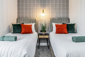 2 soverom, skrivebord, strykejern/-brett og wi-fi (inkludert)