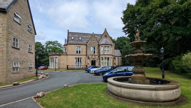 A stone building with a fountain in the foreground. - Stunning & Modern 2BD Flat - Manchester! (Salford)