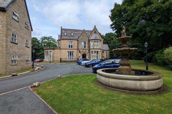 Basic Apartment | Exterior - Stunning & Modern 2BD Flat - Manchester! (Salford)