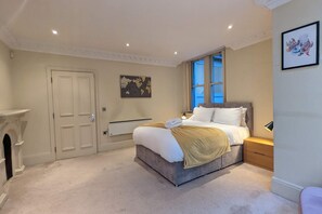 Basic Apartment | 2 bedrooms, laptop workspace, iron/ironing board, bed sheets - Stunning & Modern 2BD Flat - Manchester! (Salford)