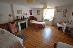 4 bedrooms, iron/ironing board, WiFi, bed sheets
