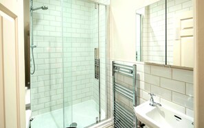 Apartment | Bathroom | Shower, towels - Remarkable 2-bed Apartment in London (London)