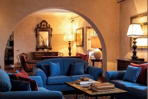 Fernseher, Kamin, Arbeitsbereiche