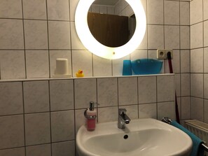 Een haardroger, zeep, toiletpapier