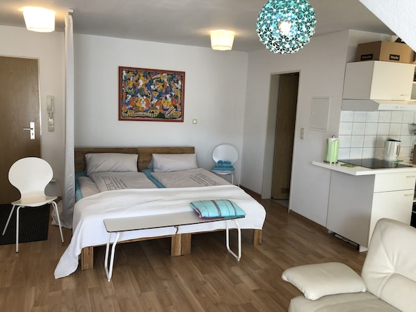 1 bedroom, desk, iron/ironing board, free WiFi - Apartment Ochsenfurt w. Balcony next to Railway Station: You don`t need a car! (Ochsenfurt)