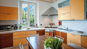 Una cocina moderna con un amplio ventanal, una estufa y un fregadero.