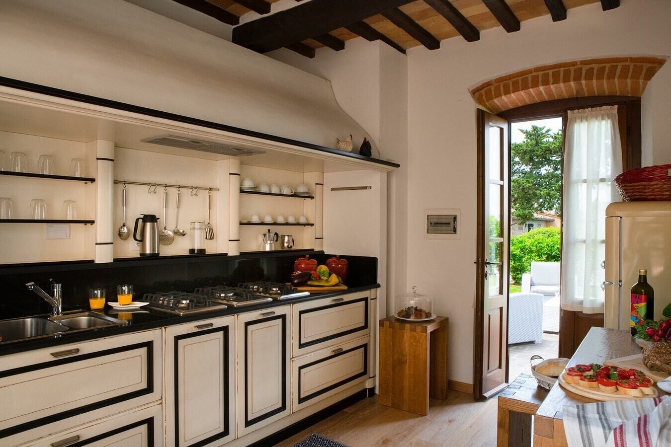 Four, lave-vaisselle, cafetière/bouilloire, grille-pain