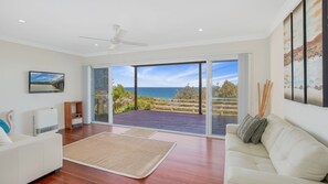 Smart TV - 9 Dickinson Avenue-Absolute beachfront! (Bermagui)