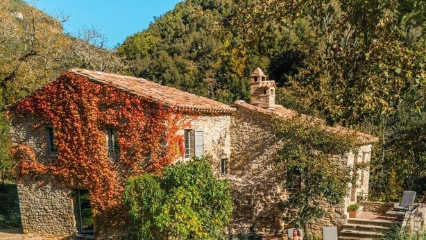 A stone house with a swimming pool surrounded by a stone deck and lush greenery. - Villa Anselma - Private Villa with Pool (Umbertide)