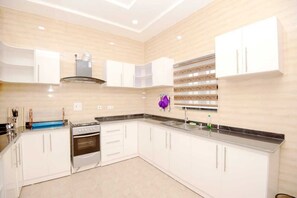 Grand Apartment | Private kitchen - Iris-gold apartments (Ibadan)