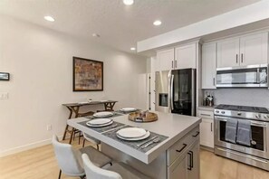Fridge, microwave, oven, stovetop - Park City Townhome 3 bed 3 bath, 12 min to resorts, 10 min to Main Street (Park City)