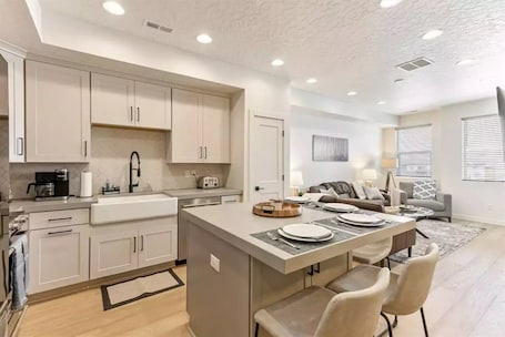 Fridge, microwave, oven, stovetop. Park City Townhome 3 bed 3 bath, 12 min to resorts, 10 min to Main Street
