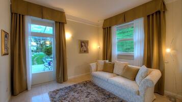 Télévision, cheminée, lecteur de DVD, table de tennis de table