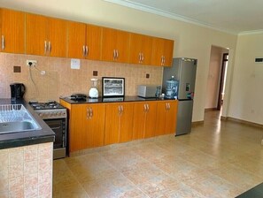 Frigorífic, microones, forn i placa de cuina 