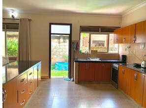 Fridge, microwave, oven, stovetop - Quiet and peaceful hidden gem surrounded by lush greenery and vibrant flowers.
(Kampala)