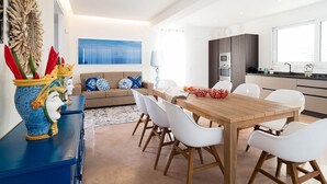 Un salon moderne avec un canapé, une table basse et un vase décoratif.