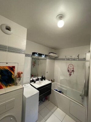 Secador de pelo, toallas, jabón y papel higiénico