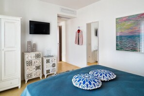 8 chambres, fer et planche à repasser, Wi-Fi, draps fournis