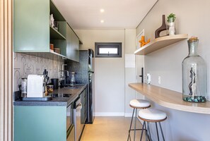 Apartment | Private kitchen | Fridge, cookware/dishes/utensils - Pop Grafite (São Paulo)