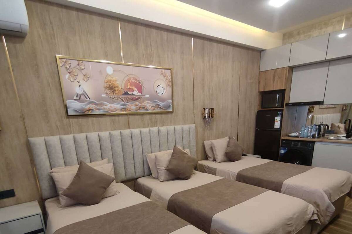 Kamar Triple Basic | Brankas, meja kerja, ruang kerja ramah laptop, dan Wi-Fi gratis