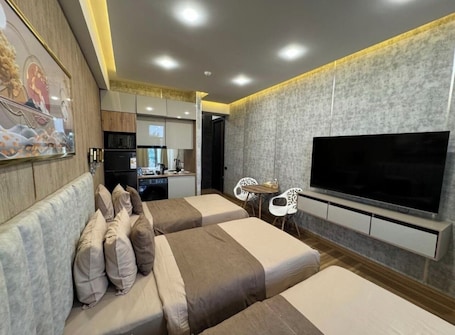 Basic Triple Room | 1 bedroom, in-room safe, desk, laptop workspace