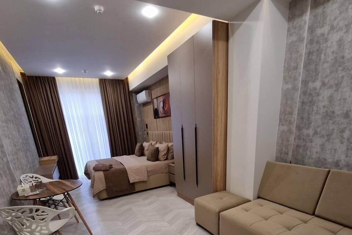 Brankas, meja kerja, ruang kerja ramah laptop, dan Wi-Fi gratis