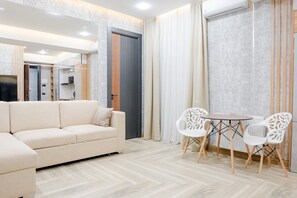 Safe på rommet, skrivebord og skrivebord for bærbar PC