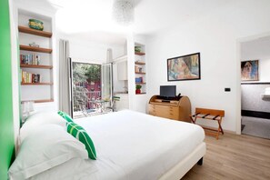 4 bedrooms, desk, iron/ironing board, travel crib