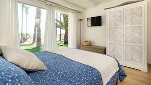 A bedroom with a bed, a TV, and a wardrobe. - Casa Sul Mare - Sea front house (Punta Milocca)