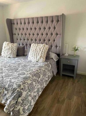 3 habitaciones, escritorio y tabla de planchar con plancha