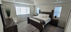 5 Schlafzimmer, Schreibtisch, Bügeleisen/Bügelbrett, Reisekinderbett