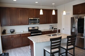 Refrigerador, microondas, horno y parrilla de estufa 