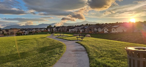 Spacious 5-BR Home: Private Hot Tub & Big Yard, Stocked Kitchen, Mountain View!