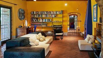 Fernseher, Kamin, DVD-Player, Stereoanlage