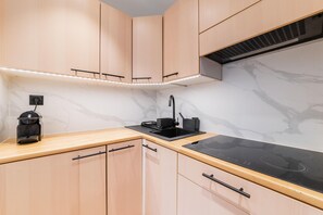 Fridge, microwave, oven, coffee/tea maker
