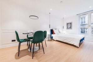 1 habitación, escritorio, tabla de planchar con plancha y cuna de viaje 