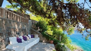 A stone bench with cushions, overlooking a coastal area with a clear view of the sea. - Villa Josipa - Luxury modern villa with pool in Croatia (Puntinak)