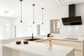 Kjøleskap, mikrobølgeovn, kokeplater og oppvaskmaskin