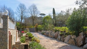 A garden pathway with stone walls and various plants. - Resort Lubrense - Mandragola with pool and jacuzzi (Sant'Agata Sui Due Golfi)