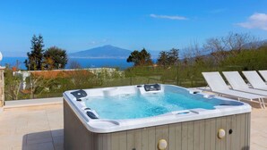 A hot tub with a view of a mountain and the sea. - Resort Lubrense - Mandragola with pool and jacuzzi (Sant'Agata Sui Due Golfi)