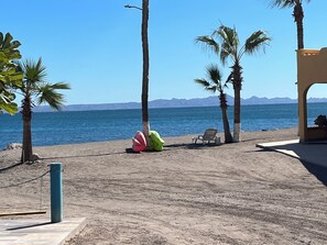 Solstolar och strandhanddukar