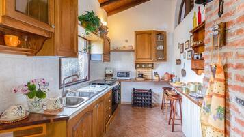 Micro-ondes, four, cafetiĂšre/bouilloire, grille-pain