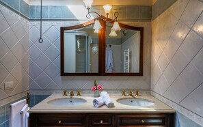 Hårtork och handdukar