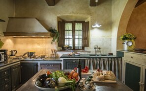 Mikrowelle, Ofen, Geschirrspüler, Wasserkocher mit Kaffee-/Teezubehör