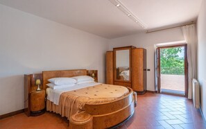 5 quartos, ferros/tábuas de passar roupa, Wi-Fi, roupa de cama